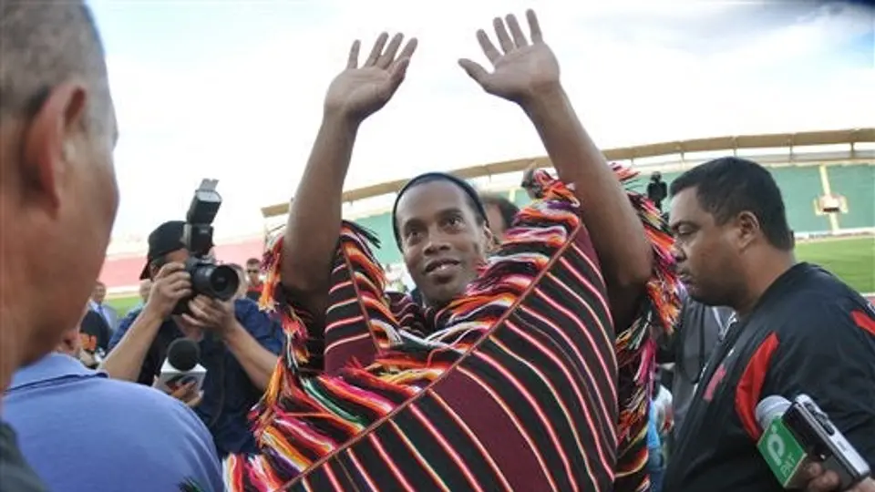 Ronaldinho será condecorado por Evo Morales