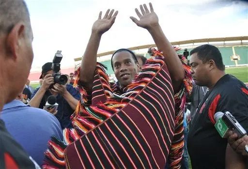 Ronaldinho será condecorado por Evo Morales
