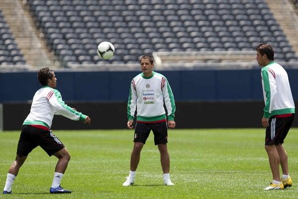 Giovanni Dos Santos, Javier Hernández y Héctor Moreno l MEXSPORT