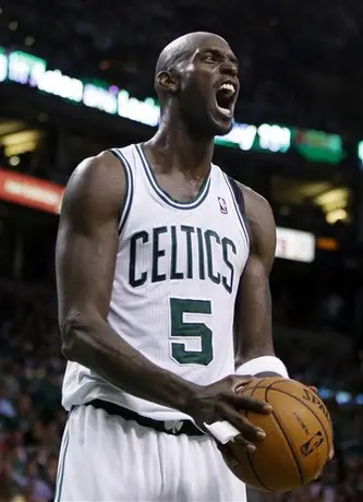 Celtics ponen a Hawks al borde de la eliminación
