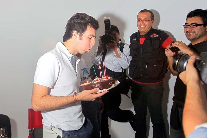 Checo Pérez cumplirá 22 años y la producción del 'Cineminuto 2012', festejó con un pastel. FOTO: CIRO GUTIÉRREZ