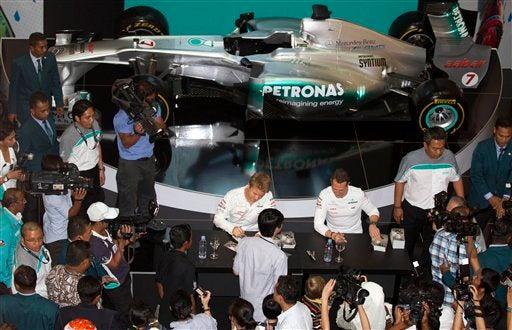 Los aficionados a la Fórmula Uno pidieron autógrafos a los pilotos.FOTO: AP