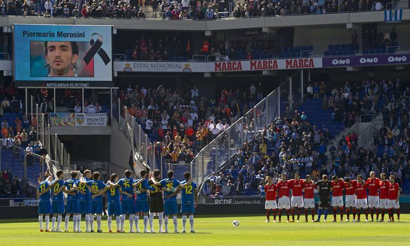 Los jugadores del Valencia y del Espanyol guardaron un minuto de silencio en honor a Morosini. FOTO: EFE