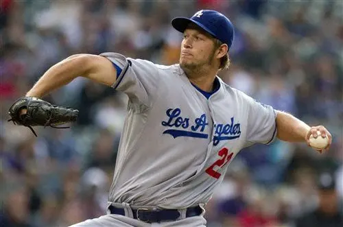 Kershaw firma contrato con Dodgers por dos años y 19 millones