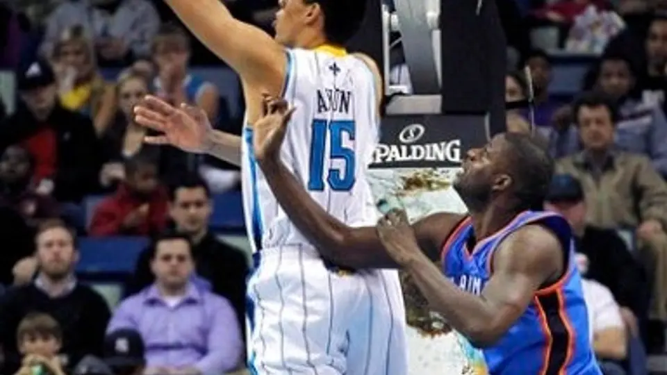 Ayón anota tres puntos en la derrota de los Hornets 95-85 ante Oklahoma