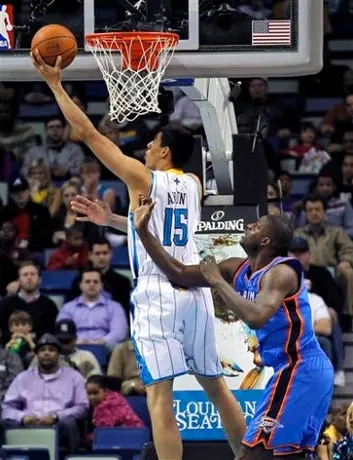 Ayón anota tres puntos en la derrota de los Hornets 95-85 ante Oklahoma