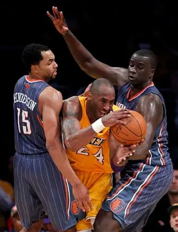 Nájera no tuvo minutos en caída de Bobcats 73-106 antes Los Angeles