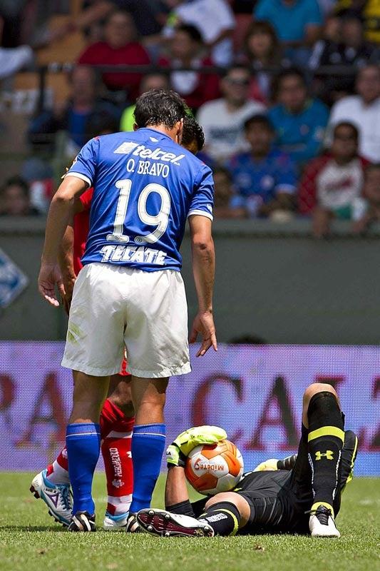 Tras la caída al minuto 33, Alfredo Talavera tuvo que salir del terreno de juego. FOTO: MEXSPORT
