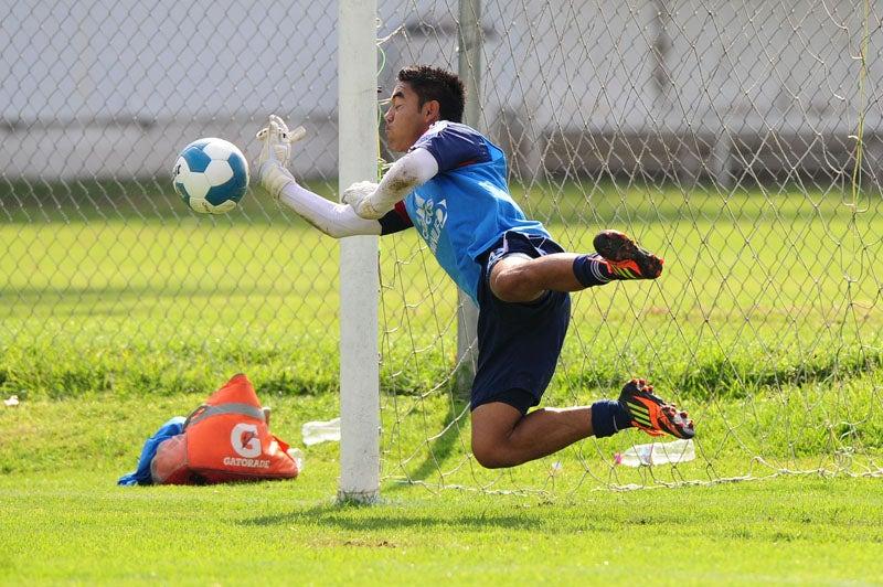 Algunos jugadores alargaron la práctica ejecutando disparos a larga distancia. FOTO: SAÚL MOLINA