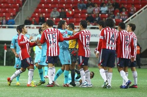 Se armó una riña entre ambos bandos (FOTO: JORGE BARAJAS)