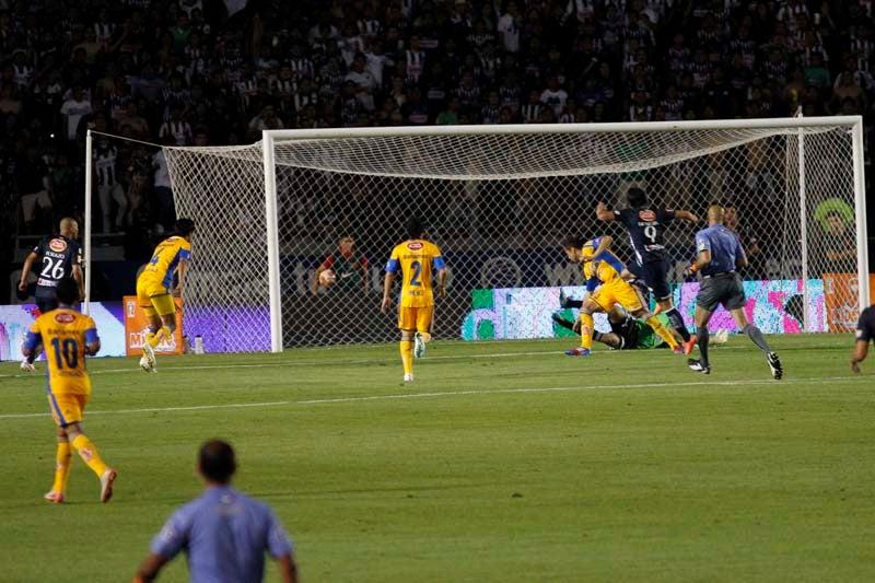 Aldo de Nigris marca un doblete. FOTO: RÉCORD