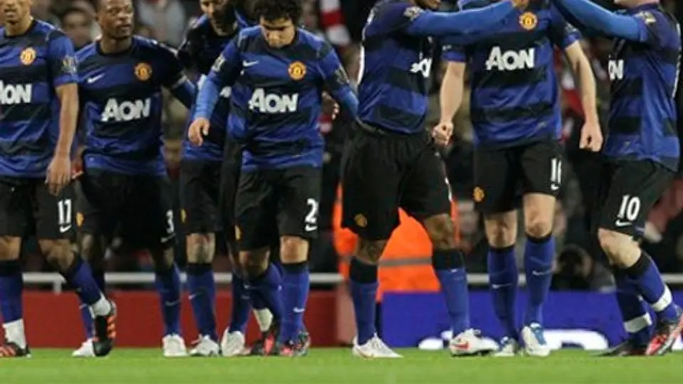 Manchester United doblega al Arsenal y sigue a la caza del City