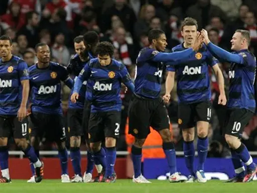 Manchester United doblega al Arsenal y sigue a la caza del City