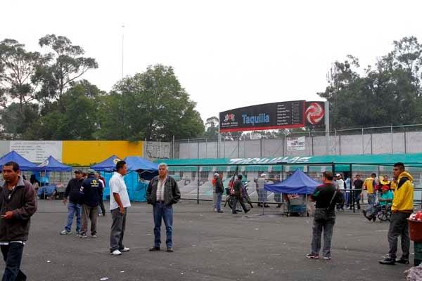 La reventa está en las inmediaciones del estadio | CIRO GUTIÉRREZ