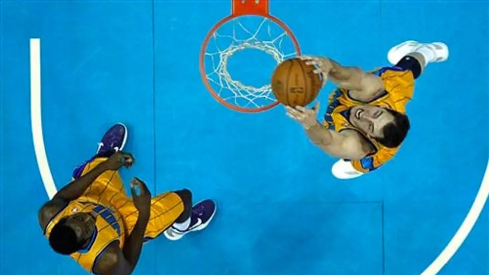 Ayón jugó 37 segundos en triunfo de Hornets sobre Minnesota