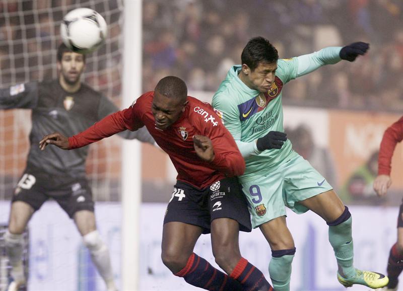 Alexis Sánchez disputa el esférico con Raoul Loe. FOTO: EFE