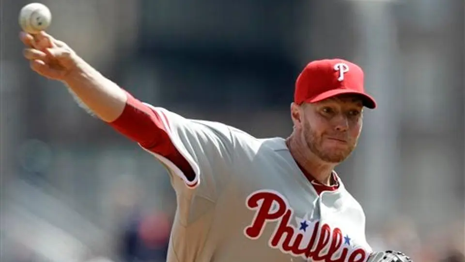 Halladay da cátedra de picheo con Filadelfia
