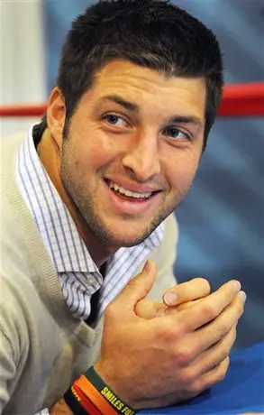 Promueven a Tebow como ala cerrada para Vaqueros