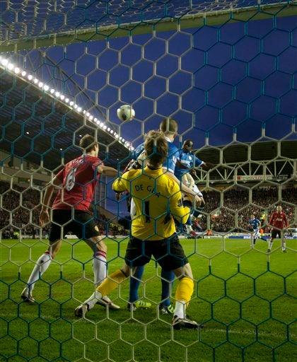 El árbitro no validó el remate de Moses por una falta sobre De Gea. FOTO: AP