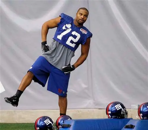 La NFL sanciona a Umenyiora por faltar a rueda de prensa