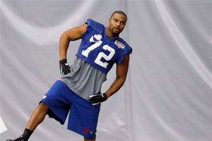 La NFL sanciona a Umenyiora por faltar a rueda de prensa