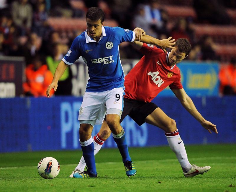 Franco Di Santo y Michael Carrick disputan el esférico. FOTO: EFE