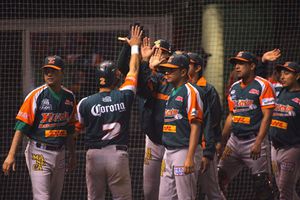 Piratas firman a tres mexicanos