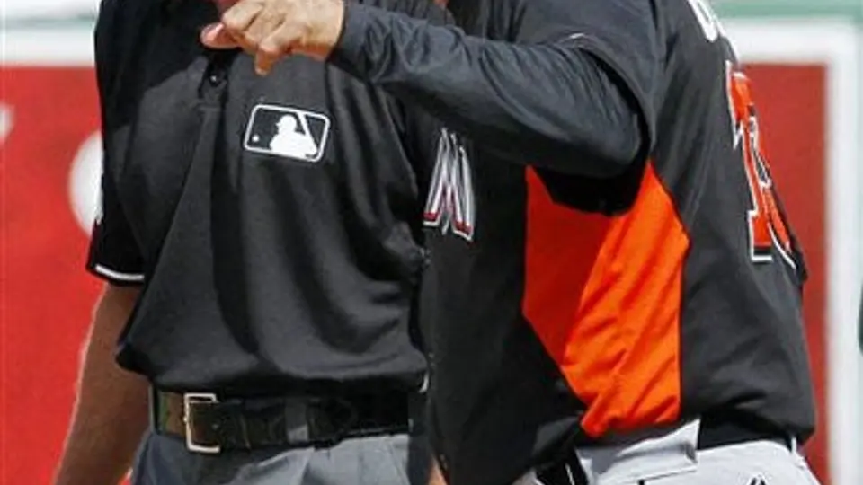 Ozzie Guillén sale expulsado ante Boston