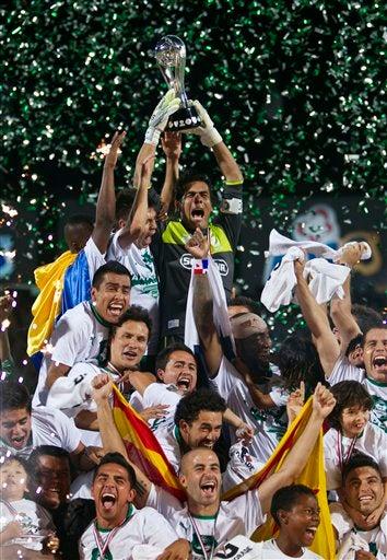 El trofeo en manos de los laguneros| AP