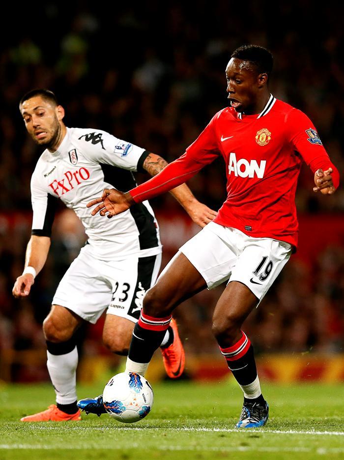 Danny Welbeck y Clint Dempsey disputan el esférico. FOTO: EFE