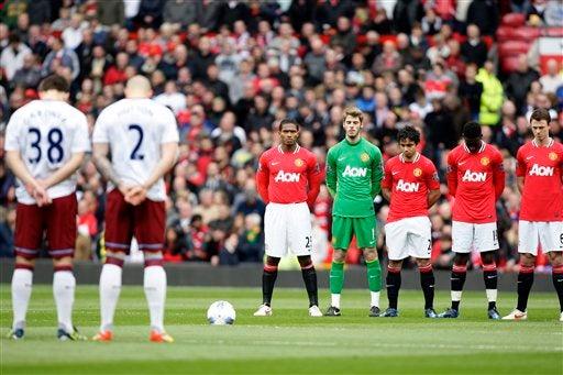 Previo al encuentro entre Manchester United y del Aston Villa, el Old Trafford enmudeció. FOTO: EFE