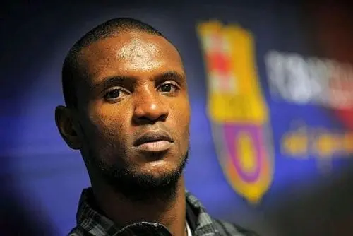 Abidal renueva contrato con Barcelona por un año más