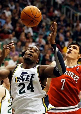 Utah derrota 85-73 a Milwaukee