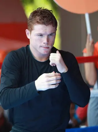 Defensa del Canelo' en el aire