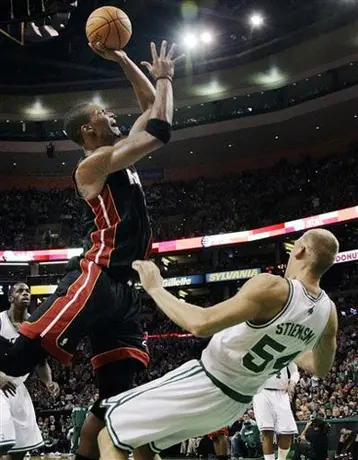 Celtics ganan su quinto juego en fila ante el Heat