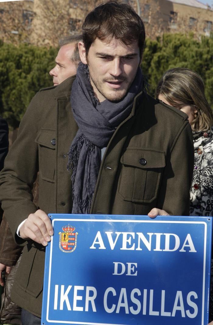 El portero Campeón del mundo recibió una placa con su nombre, mismo que tendrá la avenida. FOTO: EFE