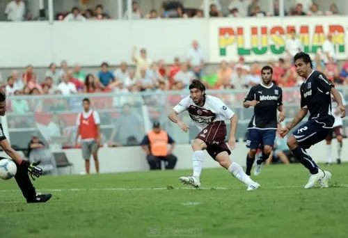 Lanús es líder del futbol argentino con puntuación perfecta