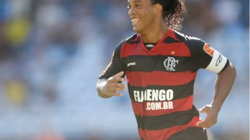 Ronaldinho amenaza con no jugar por deudas del Flamengo