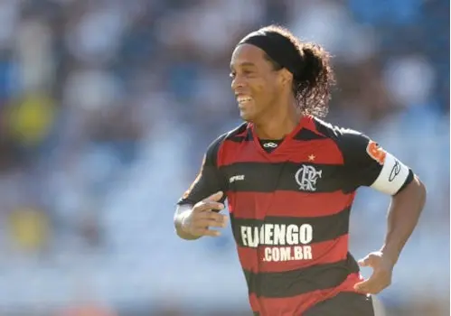 Ronaldinho amenaza con no jugar por deudas del Flamengo
