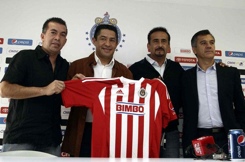 Llega acompañado por Juan de Dios Ramírez Perales, Luis Betolaza y  Olaf Heredia. FOTO: MEXSPORT