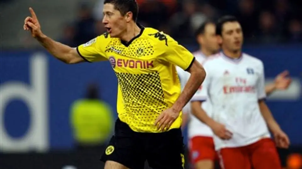 Borussia Dortmund gana y alcanza la cima en Alemania