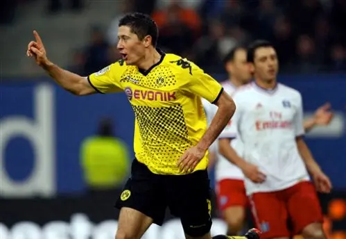 Borussia Dortmund gana y alcanza la cima en Alemania