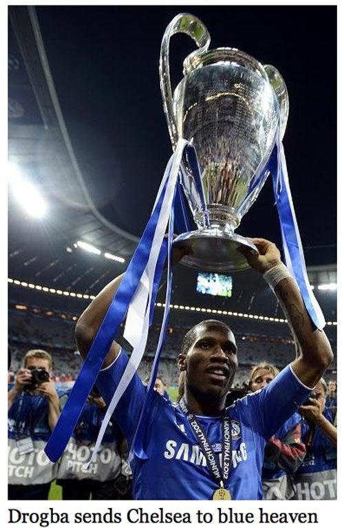 Drogba alza la Copa en una foto de 'The Times'