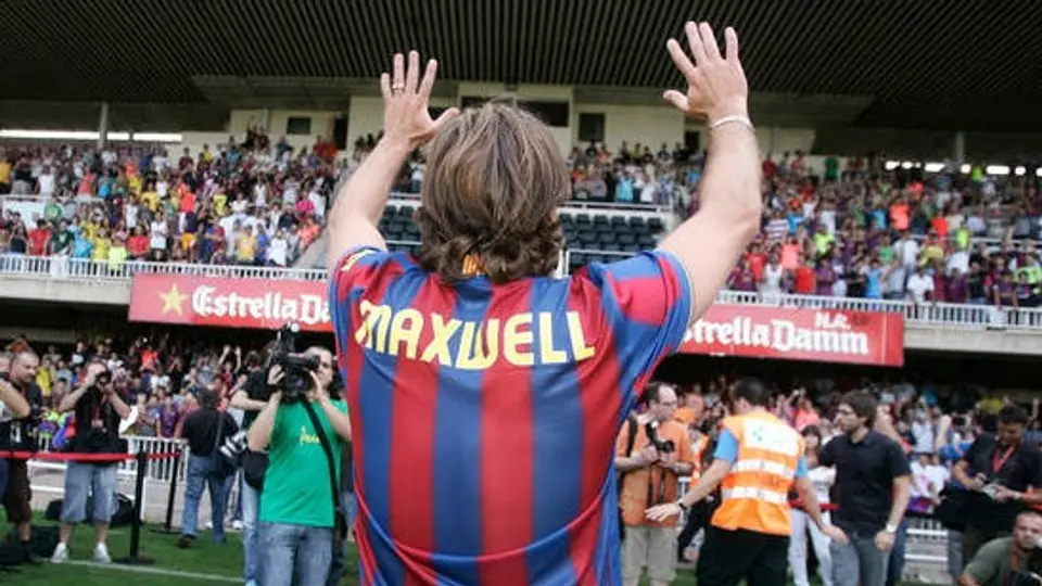 Maxwell viaja a París para firmar con el PSG