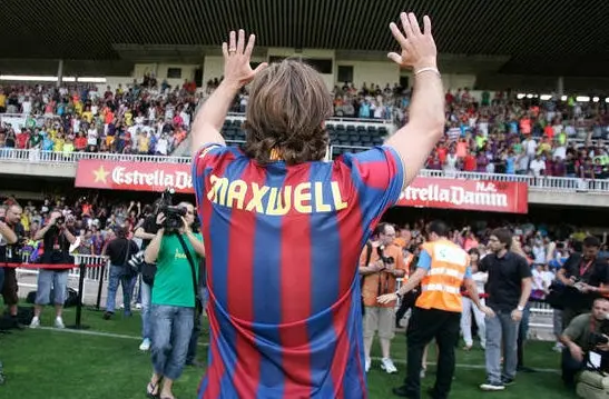 Maxwell viaja a París para firmar con el PSG