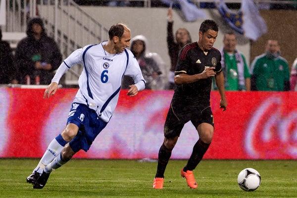 Barrera defiende el esférico | MEXSPORT