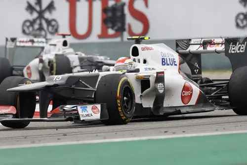 Checo Pérez portará en su F1 el escudo del Chelsea