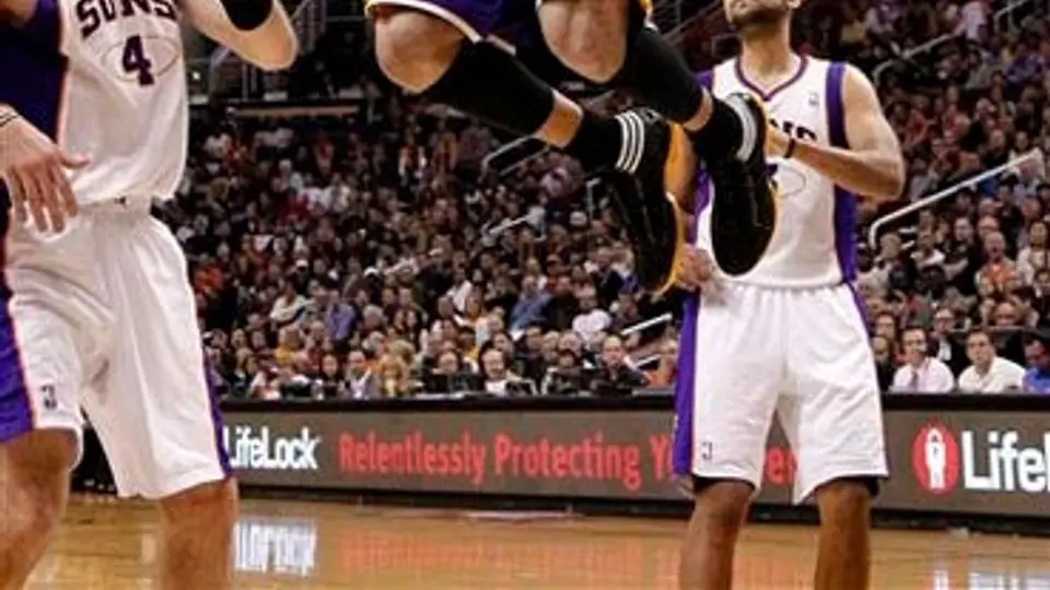 Phoenix corta racha negativa y supera a Lakers