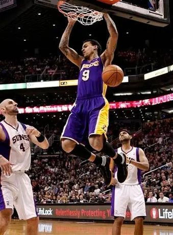 Phoenix corta racha negativa y supera a Lakers