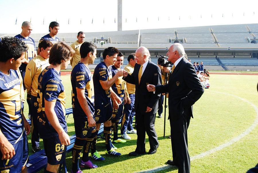 Narro Robles y Mahbub compartieron unos minutos con los jugadores. FOTO: Club Pumas
